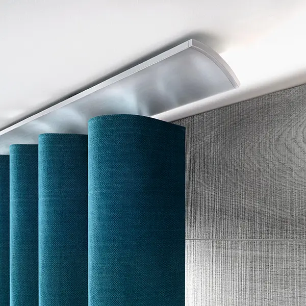 Riel moderno para cortinas instalado en techo