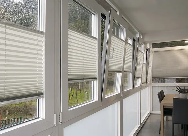 cortina-plisada-para-ventanas-oscilobatientes cortinas plisadas comedor